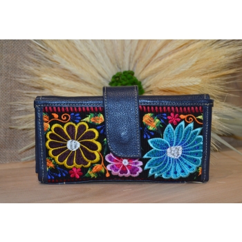 Portfel duży skórzany ciemno niebieski z kwiatowym kolorowym haftem .